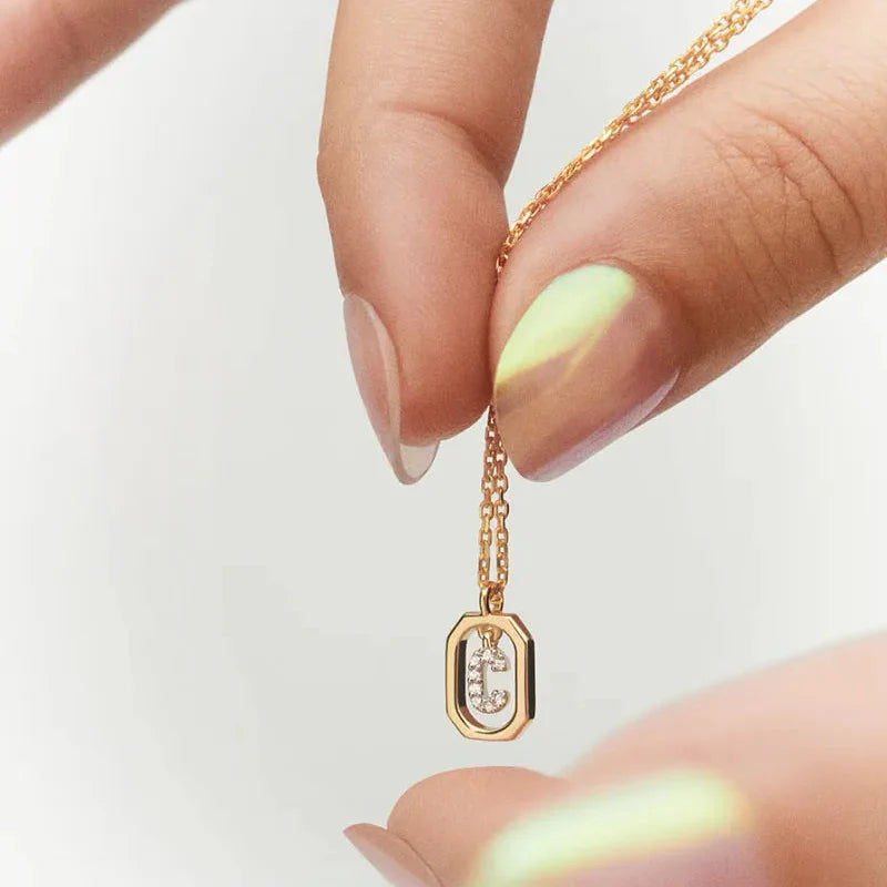 Naisten kaulakoru kuusikulmaisella alkukirjainriipuksella c