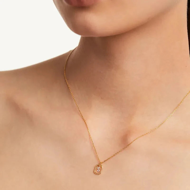 Naisten kaulakoru kuusikulmaisella alkukirjainriipuksella 