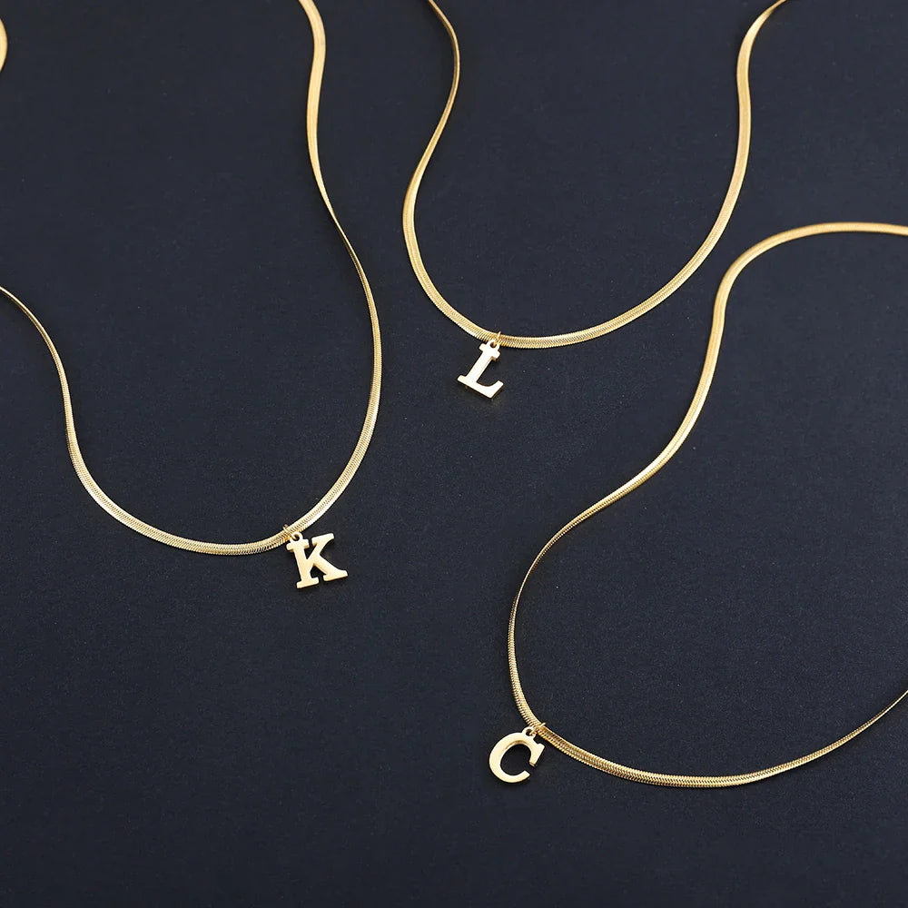 Naisten choker-kaulakoru kirjaimella roikkuvalla riipuksella
