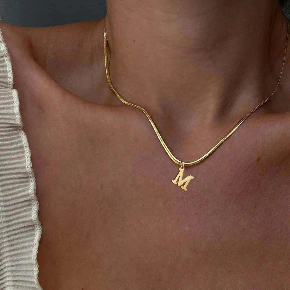 Naisten choker-kaulakoru kirjaimella m roikkuvalla riipuksella
