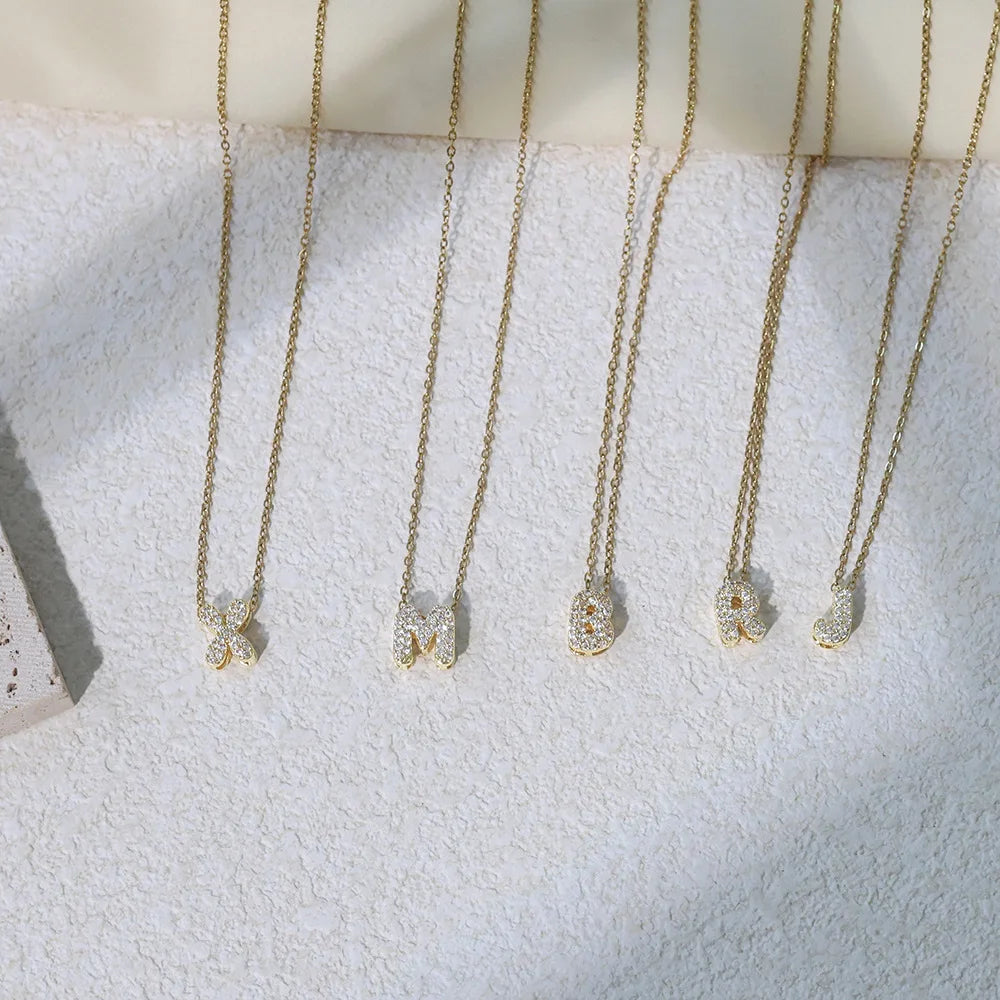 Naisen choker-kaulakoru minimalistisella riipuksella