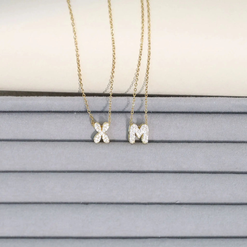 Naisen choker-kaulakoru minimalistisella riipuksella
