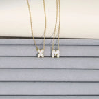 Naisen choker-kaulakoru minimalistisella riipuksella