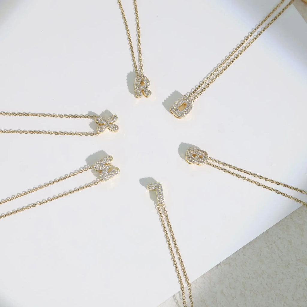 Naisen choker-kaulakoru minimalistisella riipuksella