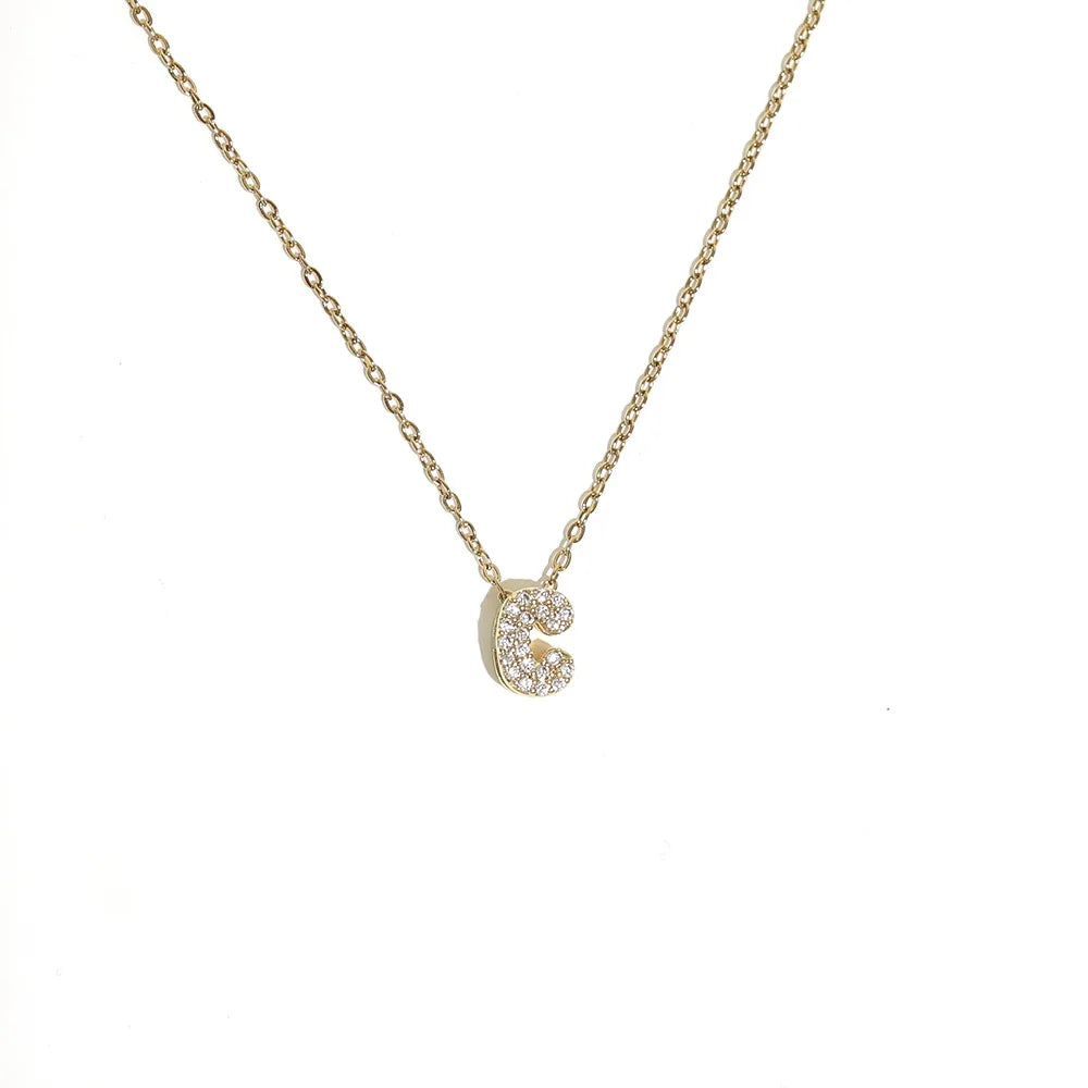 Naisen choker-kaulakoru minimalistisella c-kirjaimen riipuksella