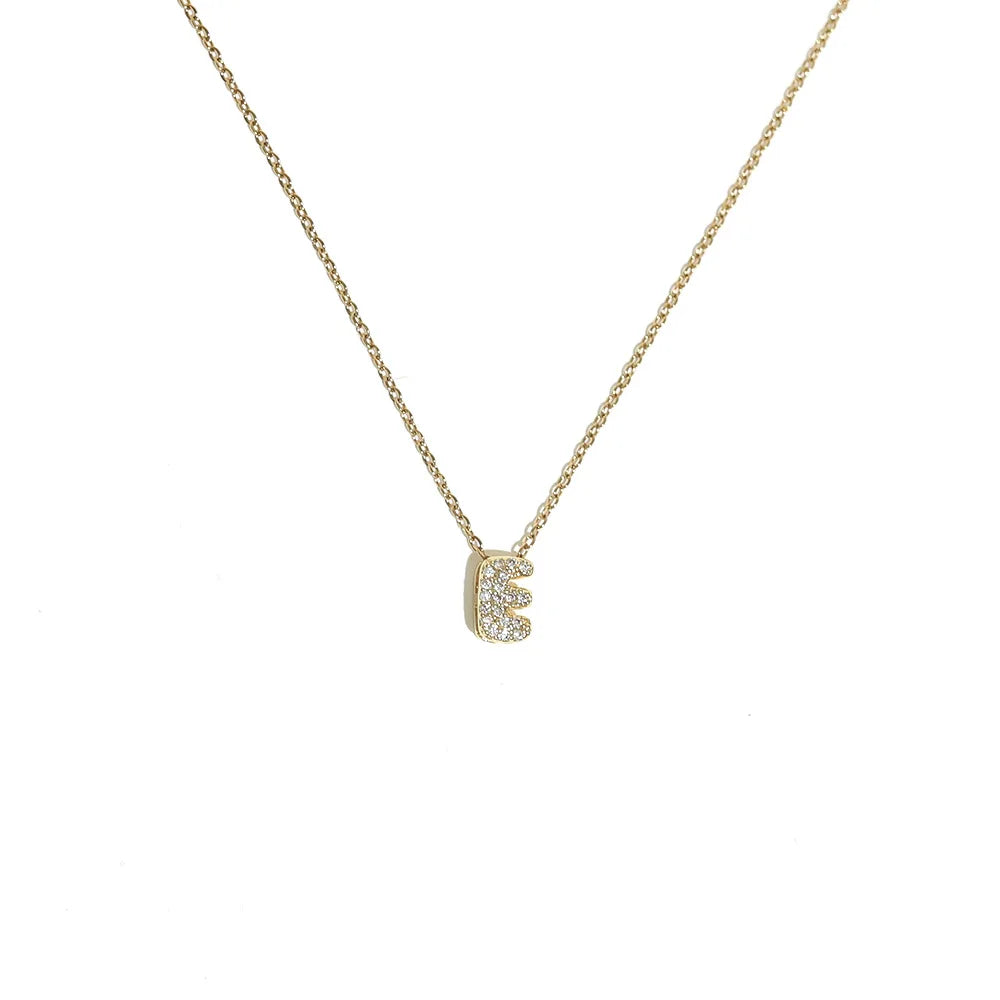 Naisen choker-kaulakoru minimalistisella e-kirjaimen riipuksella