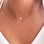 Naisen choker-kaulakoru minimalistisella k-kirjaimen riipuksella