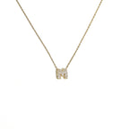 Naisen choker-kaulakoru minimalistisella m-kirjaimen riipuksella