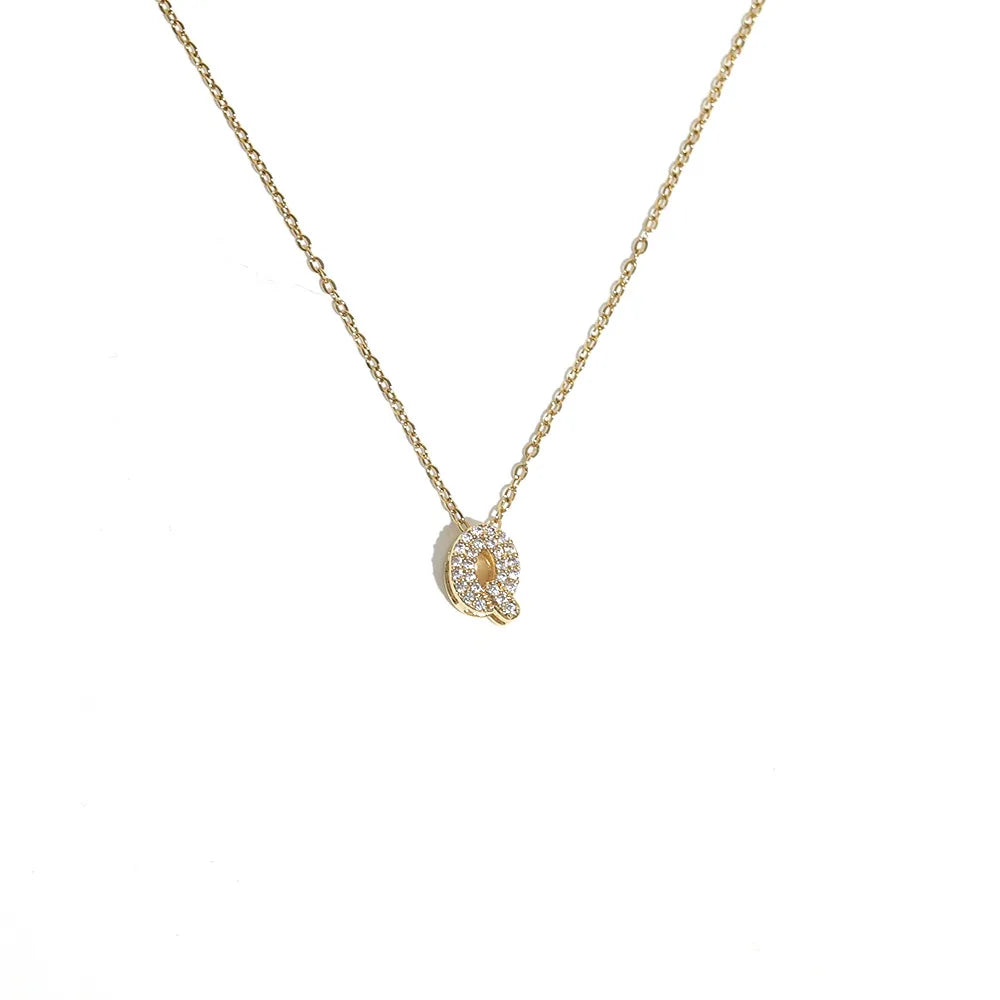 Naisen choker-kaulakoru minimalistisella q-kirjaimen riipuksella