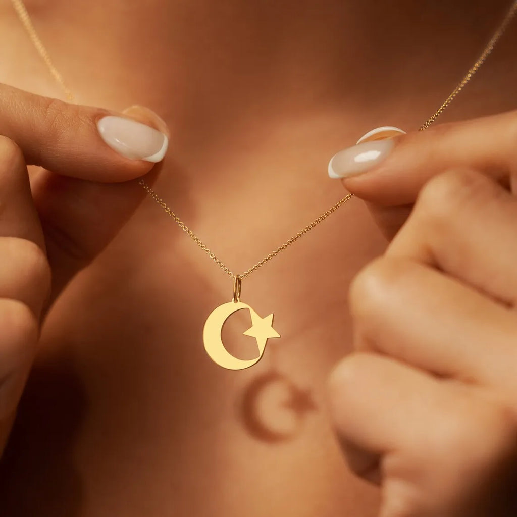 Naisten kaulakoru, jossa on islamin symbolinen sirppi ja arabitähti -riipus kullattuna