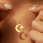 Naisten kaulakoru, jossa on islamin symbolinen sirppi ja arabitähti -riipus kullattuna