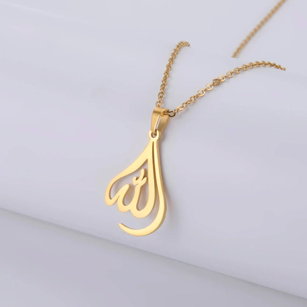Kaulakoru miehille tai naisille, jossa arabialainen muslimi-islamilainen Allah-riipus kullassa