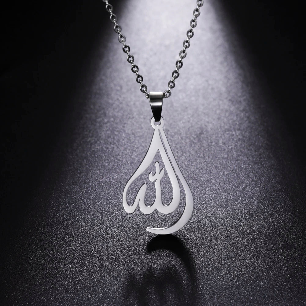 Kaulakoru miehille tai naisille, jossa arabialainen muslimi-islamilainen Allah-riipus hopeassa