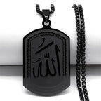 Kaulakoru miehille tai naisille, jossa kuusikulmainen Allah-riipus arabialaisesta muslimi-islamista, musta