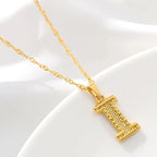 Naisen tai miehen kaulakoru personoidulla alkukirjainriipuksella i