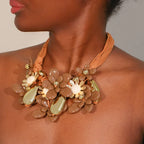 Kaulakoru elegantilla kukkariipuksella