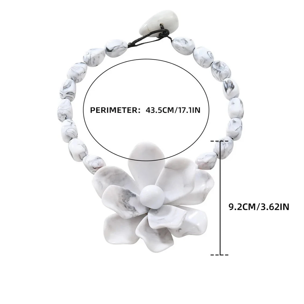 Kaulakoru, jossa suuri kukkariipus 