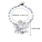 Kaulakoru, jossa suuri kukkariipus 