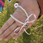 Kaulakoru sydänriipuksella ja vaaleanpunaisilla helmillä