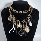 Choker-kaulakoru, jossa on koralliriipuksia ja simpukoita