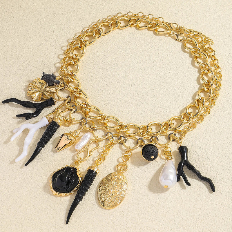 Choker-kaulakoru, jossa on koralliriipuksia ja simpukoita