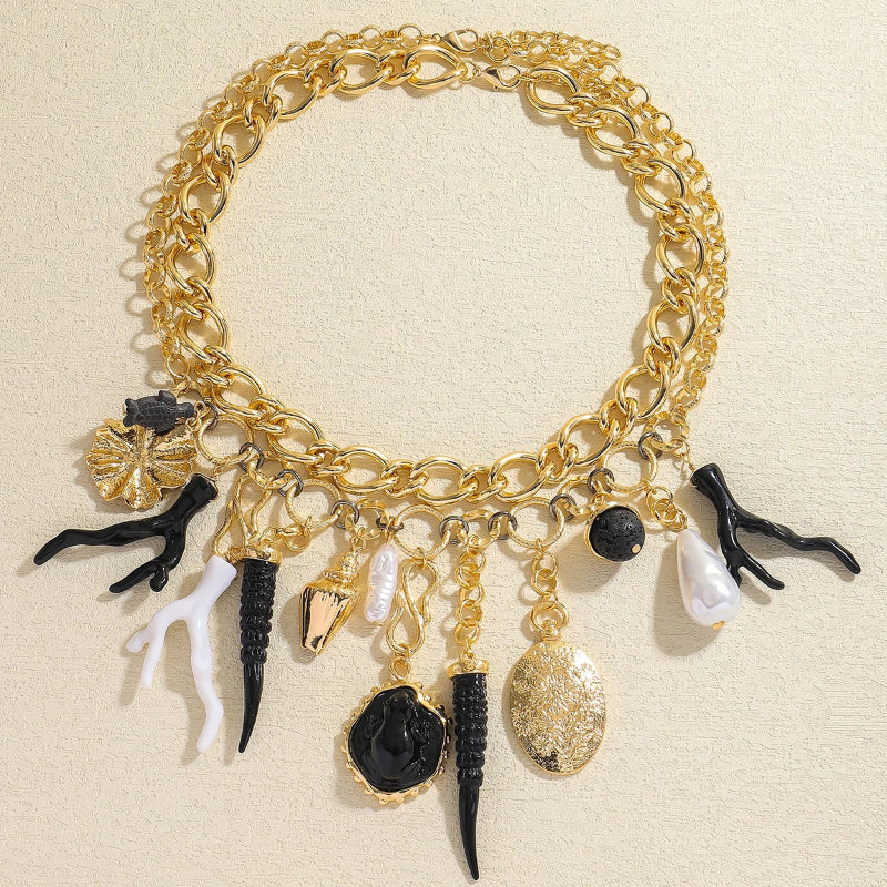 Choker-kaulakoru, jossa on koralliriipuksia ja simpukoita