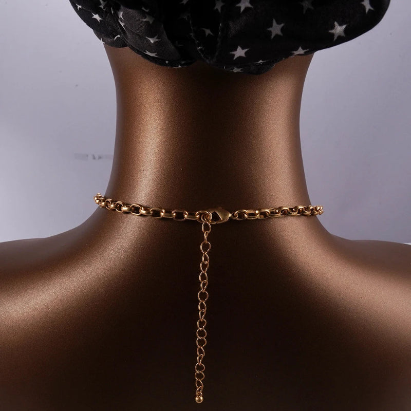 Kaulakoru, jossa on koralliriipukset ja simpukoita