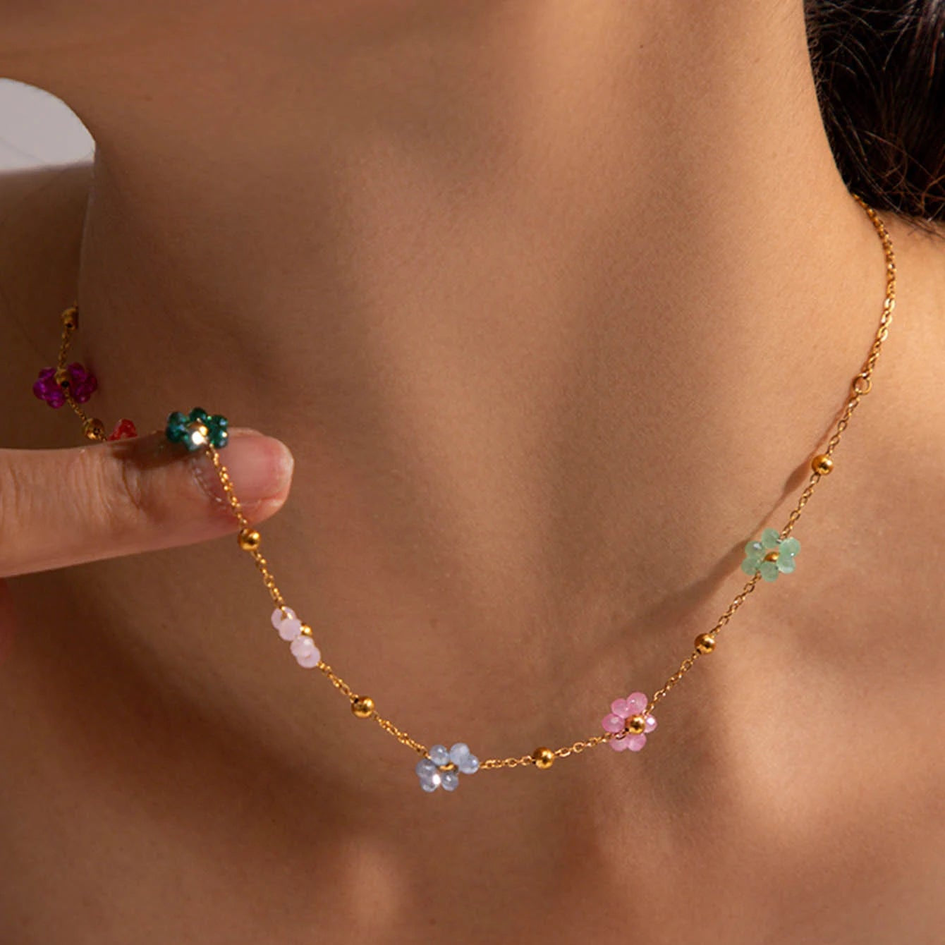 Kaulakoru, jossa on värikkäitä kukkakoruja