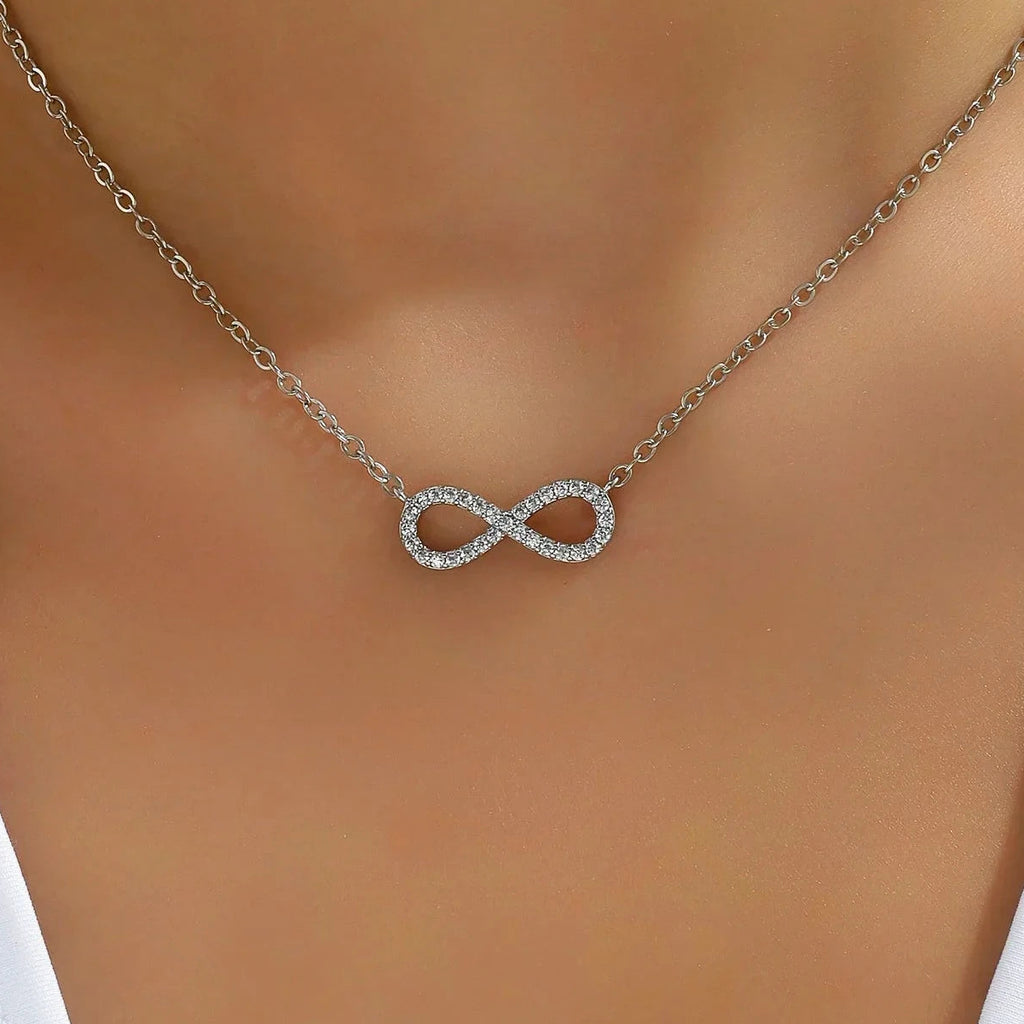 Choker-kaulakoru säihkyvällä ääretön-riipuksella hopeanvärisenä