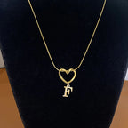 Kaulaketju, jossa on nimikirjaimen ja sydämen riipus - kirjain 