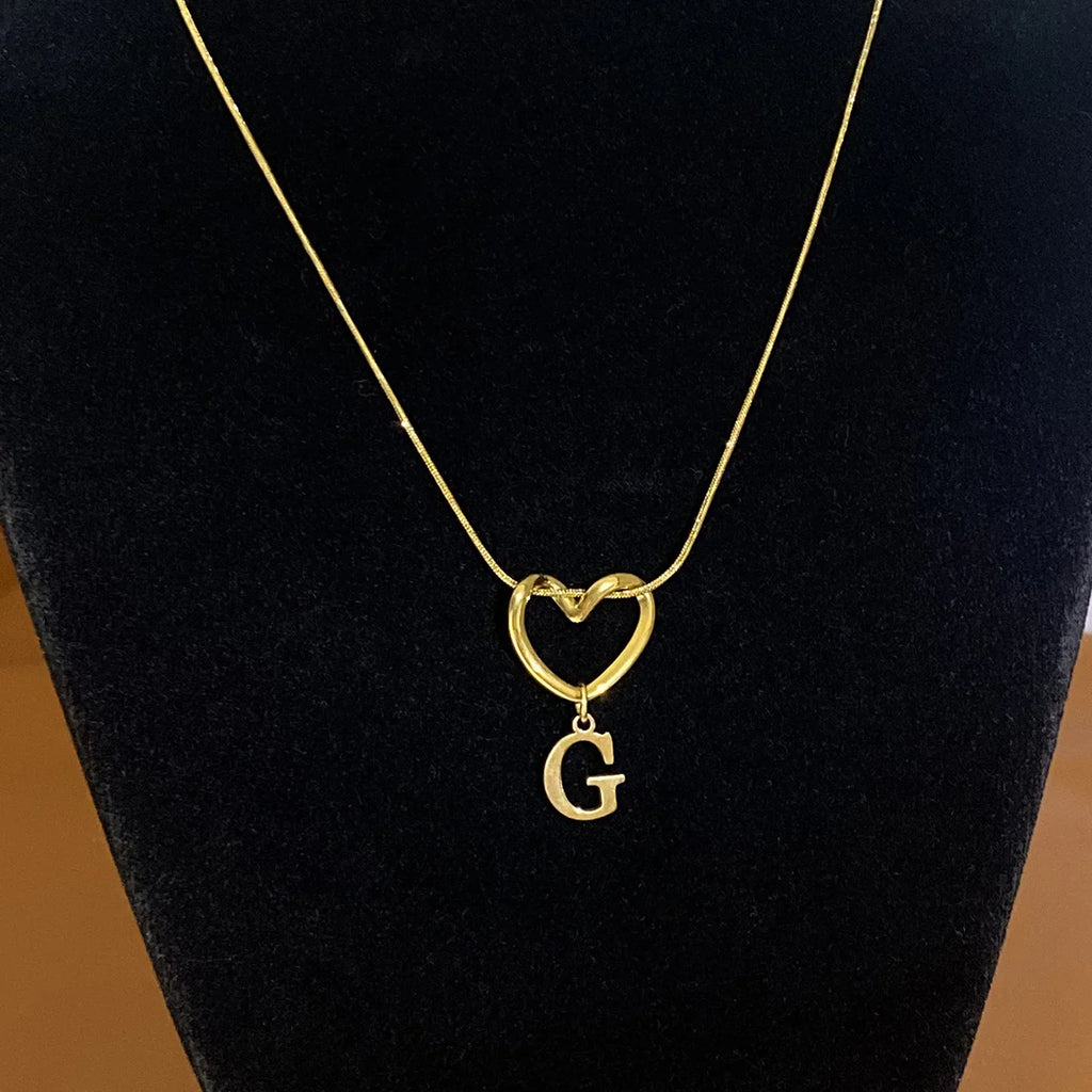 Kaulaketju, jossa on nimikirjaimen ja sydämen riipus - kirjain 