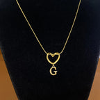 Kaulaketju, jossa on nimikirjaimen ja sydämen riipus - kirjain 