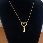 Kaulaketju, jossa on nimikirjaimen ja sydämen riipus - kirjain 