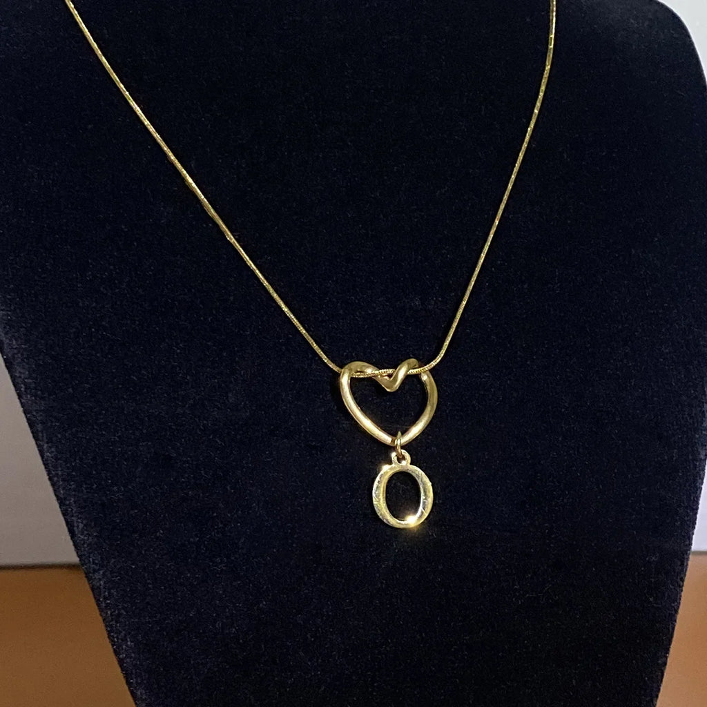 Kaulaketju, jossa on nimikirjaimen ja sydämen riipus - kirjain 