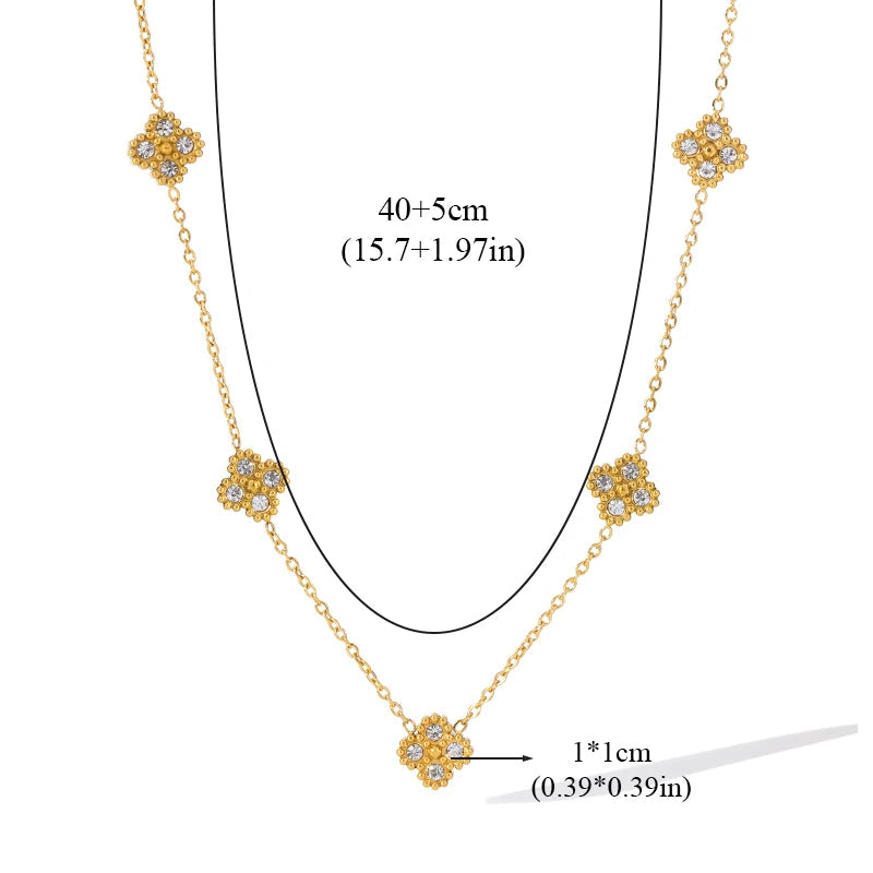 Kaulakoru, jossa on nelilehtinen apila -riipukset