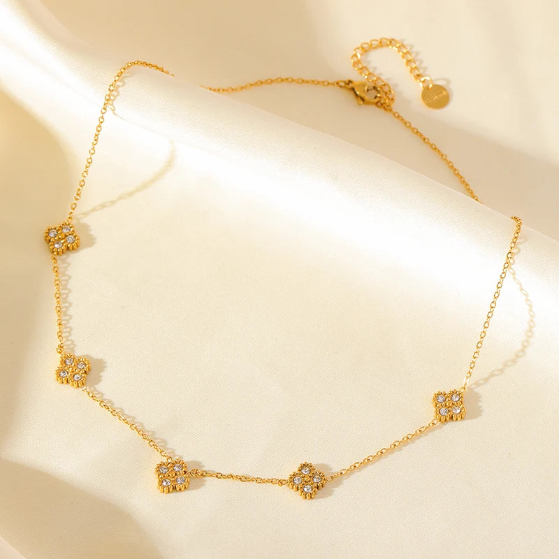 Kaulakoru, jossa on nelilehtinen apila -riipukset