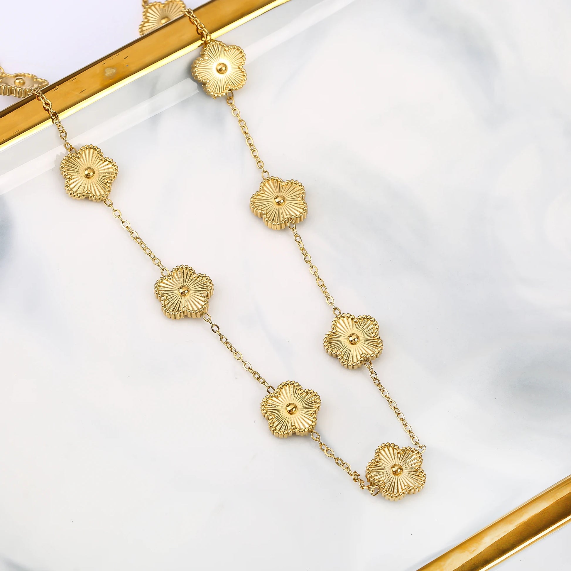 Kaulakoru, jossa on viiden lehden apilan riipus