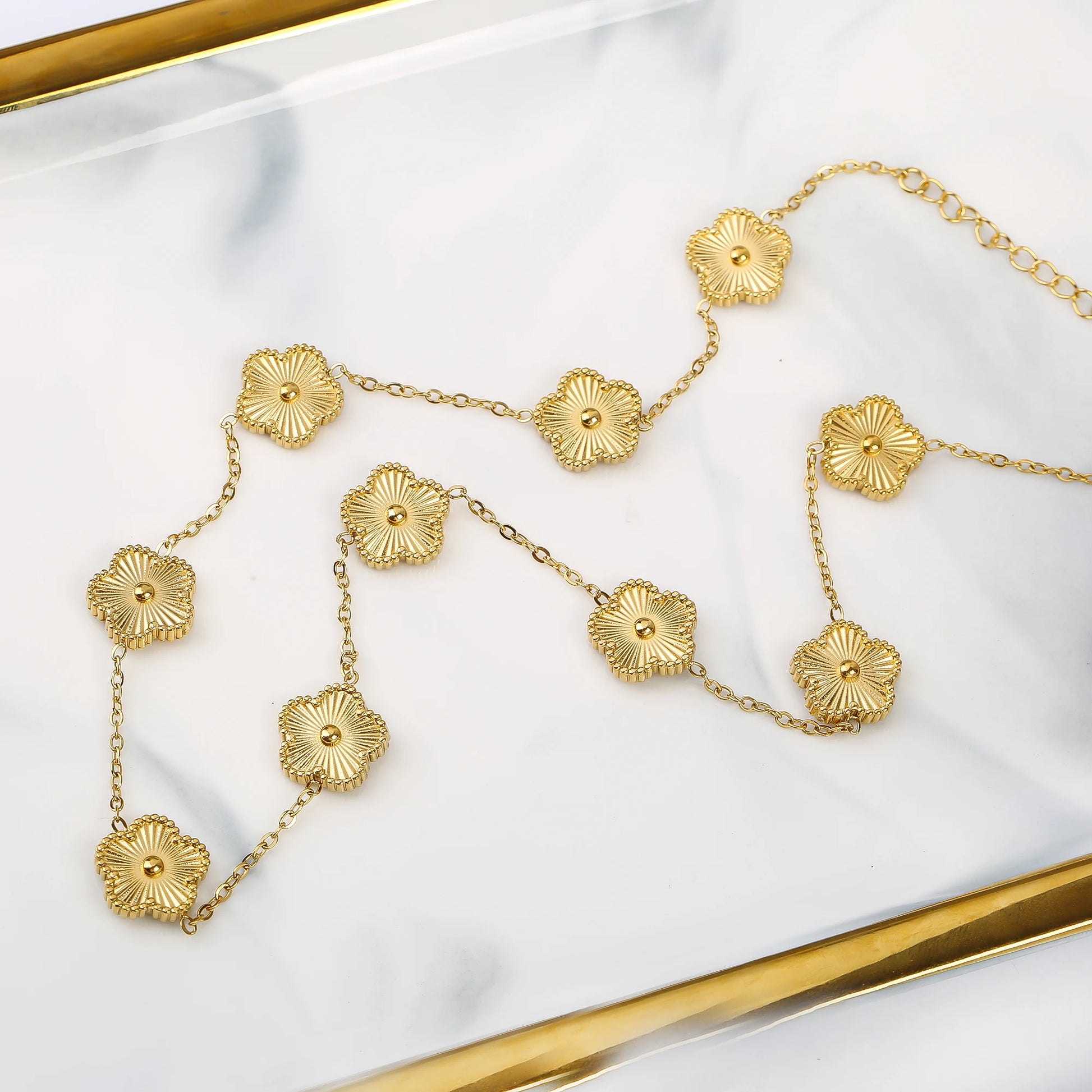 Kaulakoru, jossa on viiden lehden apilan riipus