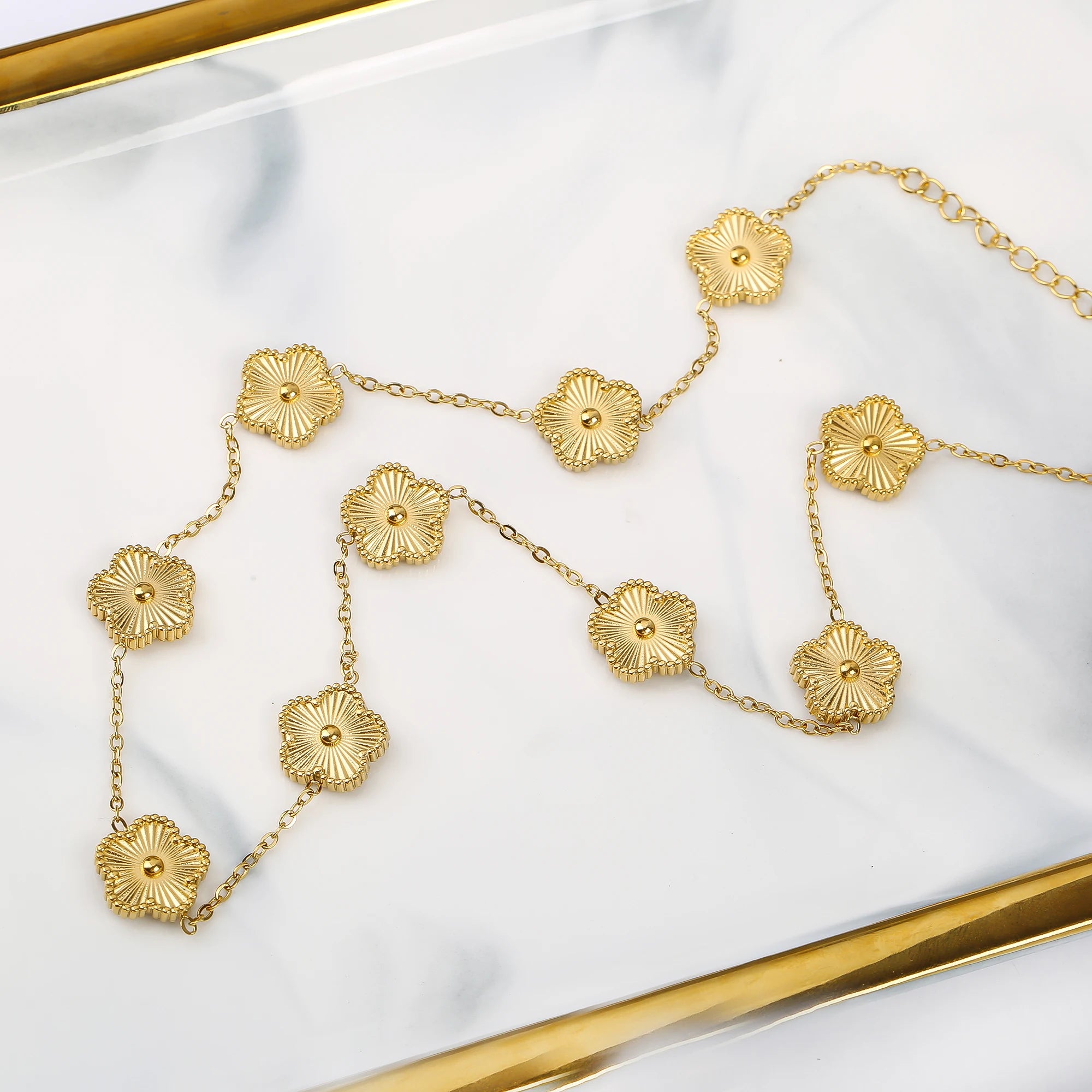 Kaulakoru, jossa on viiden lehden apilan riipus