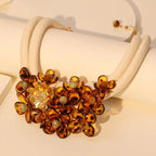 Etninen kaulakoru kauniilla riipuksella