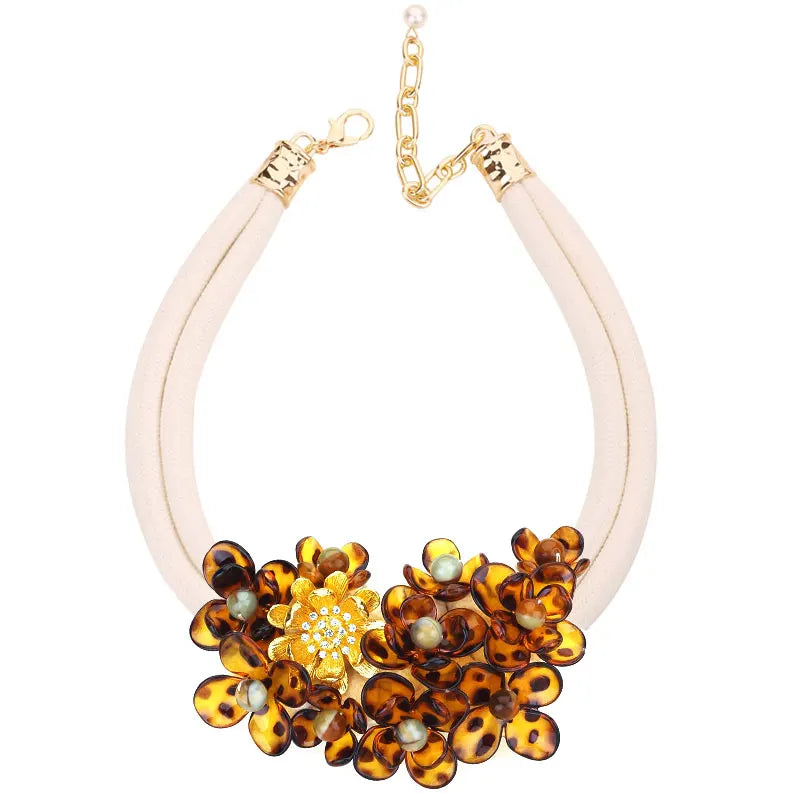 Etninen kaulakoru kauniilla riipuksella