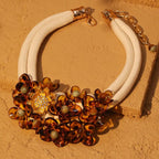 Etninen kaulakoru kauniilla riipuksella