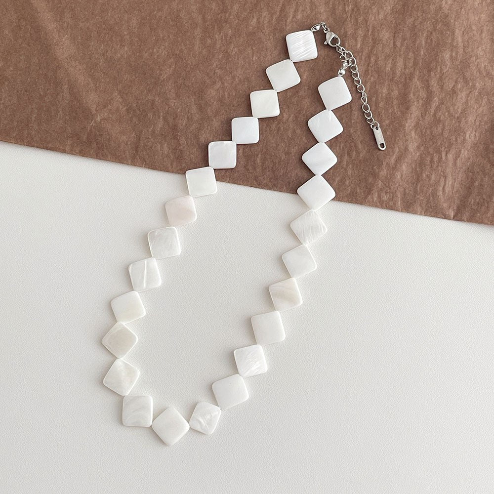 Helmikaulakoru simpukankuoresta 