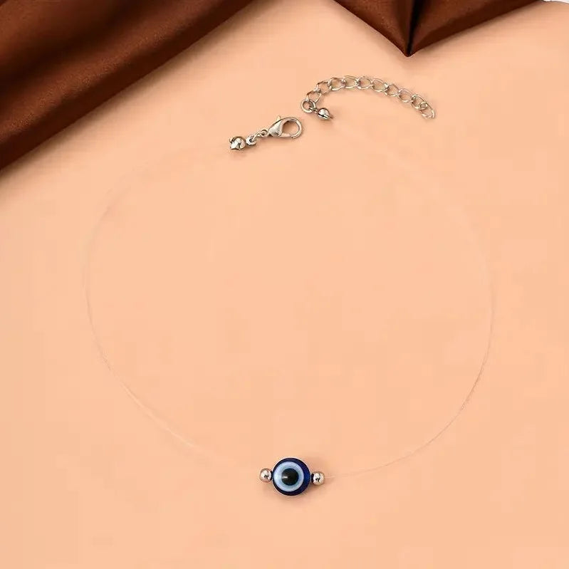 Kaulakoru, jossa on riipus pahan silmän suojaamiseksi