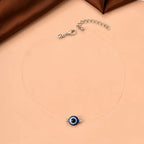 Kaulakoru, jossa on riipus pahan silmän suojaamiseksi