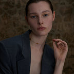 Kaulakoru kaulalle, jossa on kultaiset kukka-riipukset