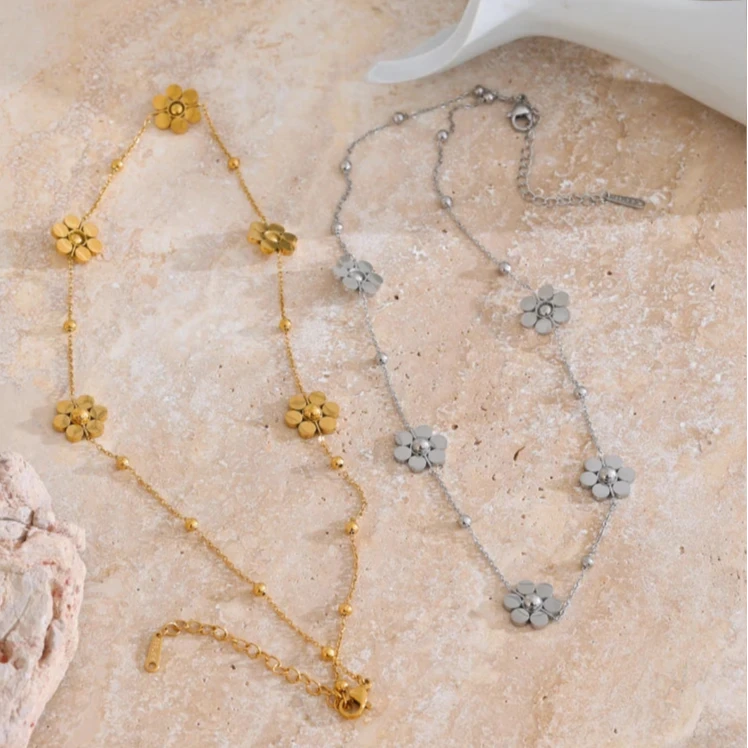 Kaulakoru kaulalle, jossa on hopeiset kukka-riipukset