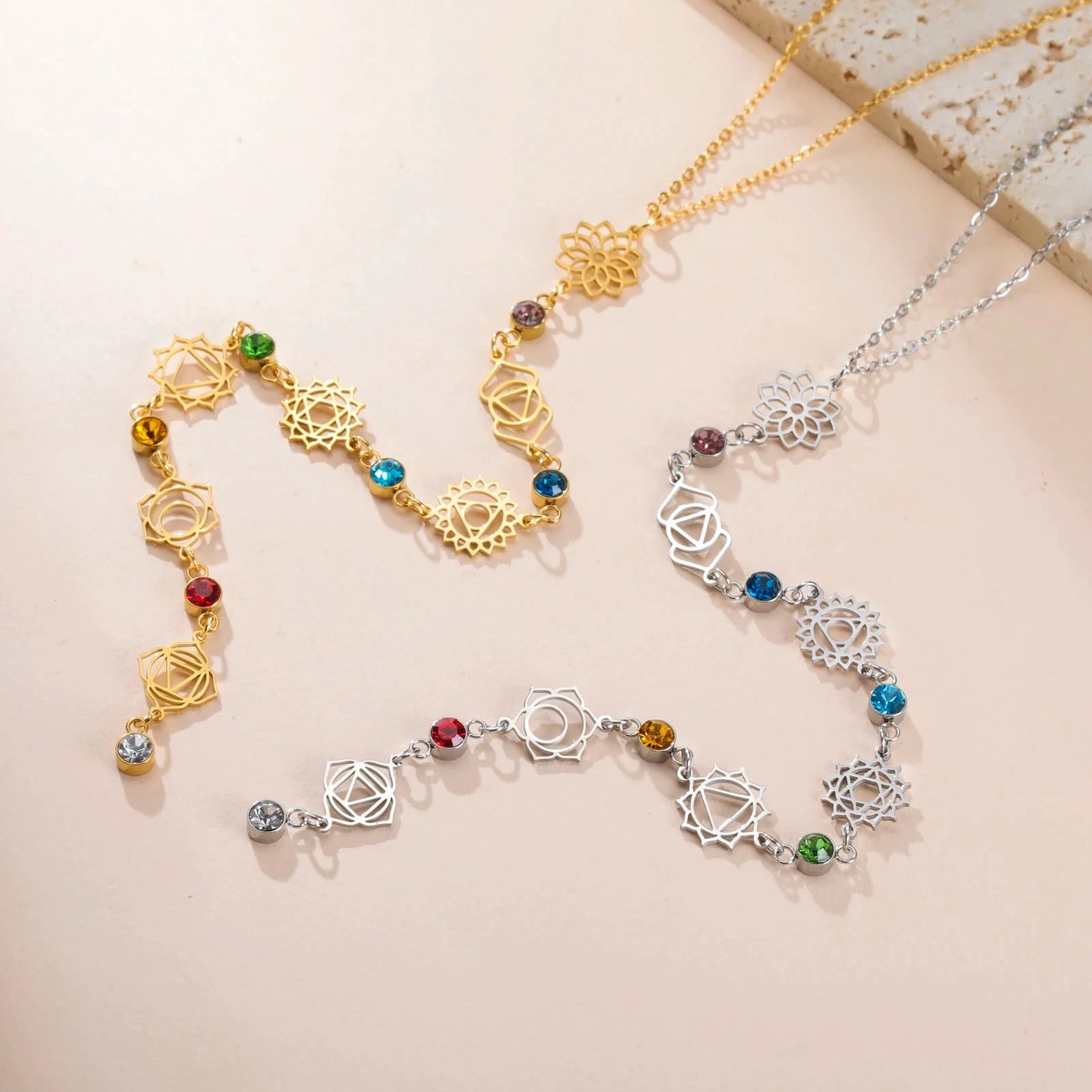 Kaulakoru 7 Chakran zirkonikorukivillä kulta