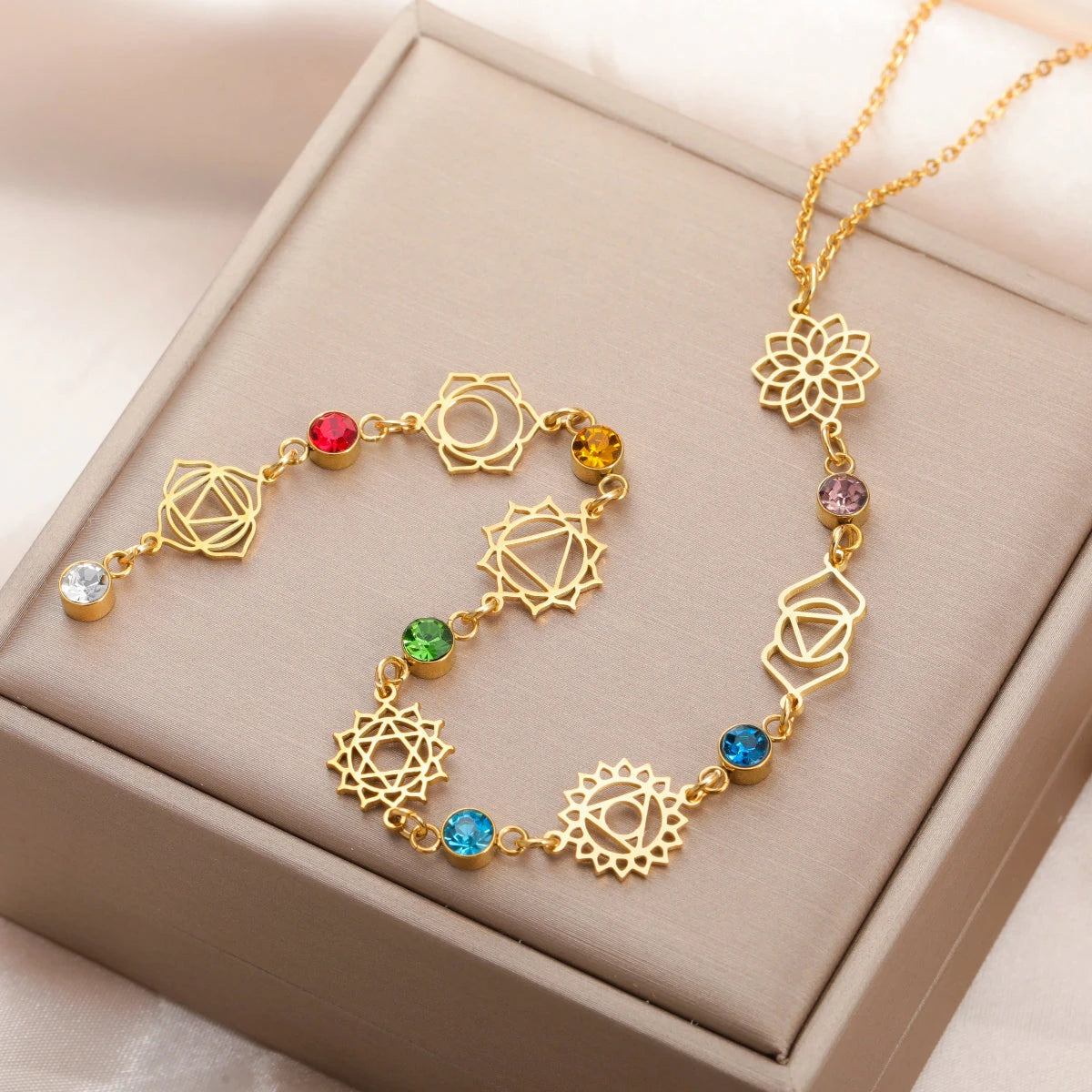 Kaulakoru 7 Chakran zirkonikorukivillä kulta