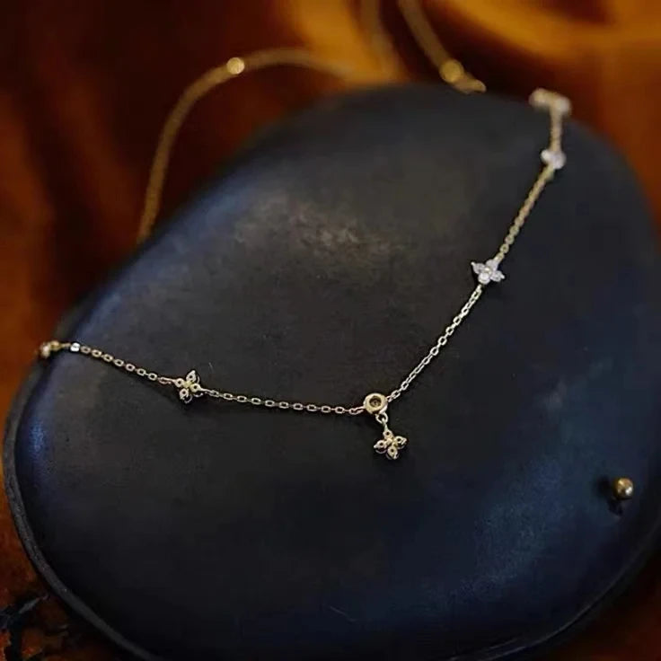 Kaulakoru kaulaan, kukkariipus zirkonilla hopeassa